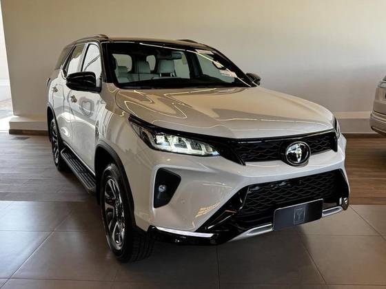 TOYOTA HILUX SW4 2.8 D-4D TURBO DIESEL DIAMOND 7L 4X4 AUTOMÁTICO